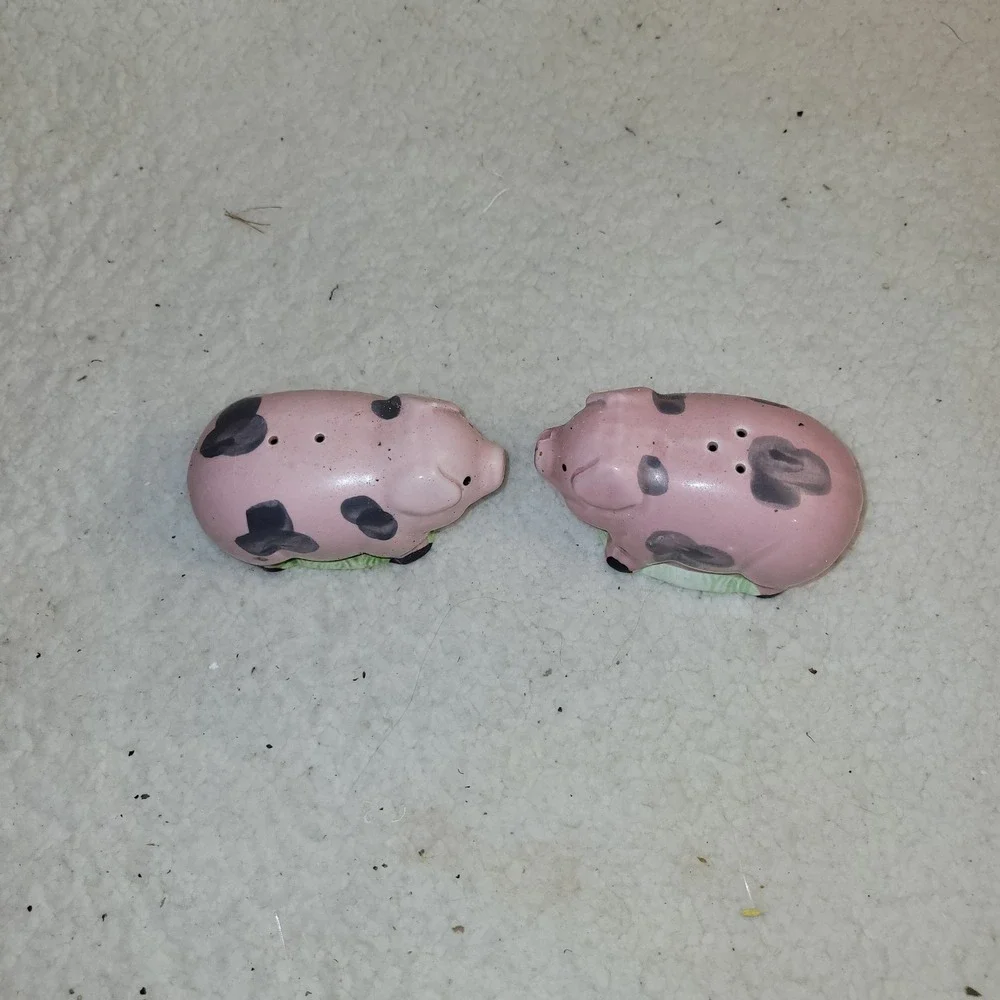Salt & Pepper Shakers Classic Pink‎ Farm Pigs